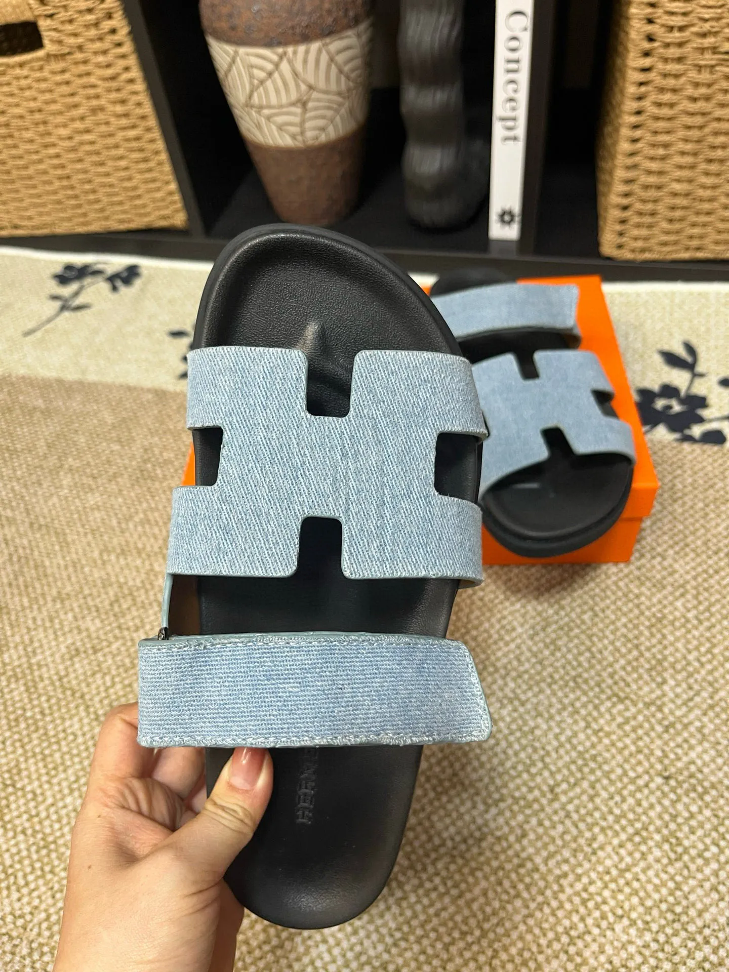 P300 Long-term stock Hermes men’s Kazimir slippers for couples - top quality woven calfskin functional sandals with intertwined uppers inspired by the “H” iconic pattern to create a casual look, perfect for summer. Imported cowhide + cowhide lining + TUP outsole Size: 35-46